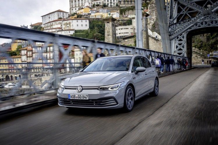 De Nederlandse occasionmarkt in 2026: lichte krimp, elektrische doorbraak